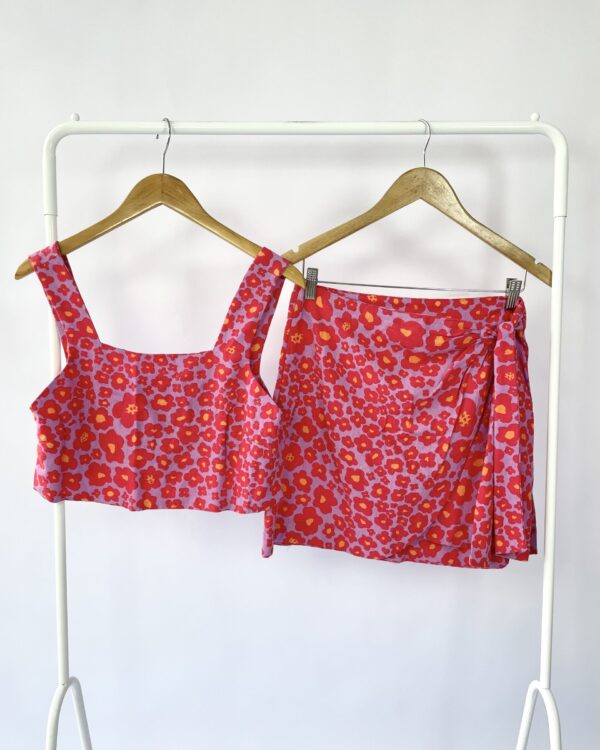 Conjunto saia e top lilás com estampa DRESS TO - P - VENDIDO SISTEMA OTO