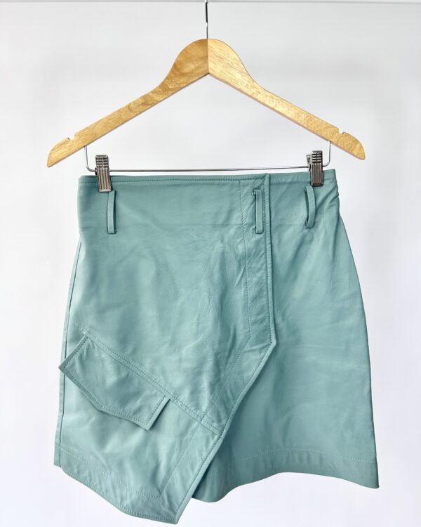 Saia assimétrica azul claro couro DANI BERNARDES - M *nunca usada* - VENDIDO SISTEMA OTO