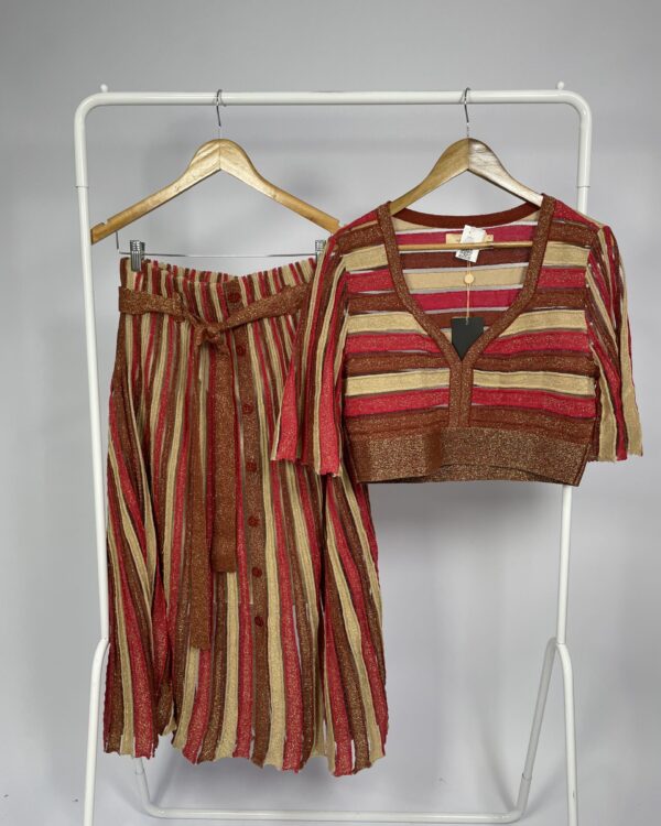 Conjunto camisa e saia plissada marrom e vermelha lurex MARIA FILÓ - G *nunca usado* - VENDIDO SISTEMA OTO