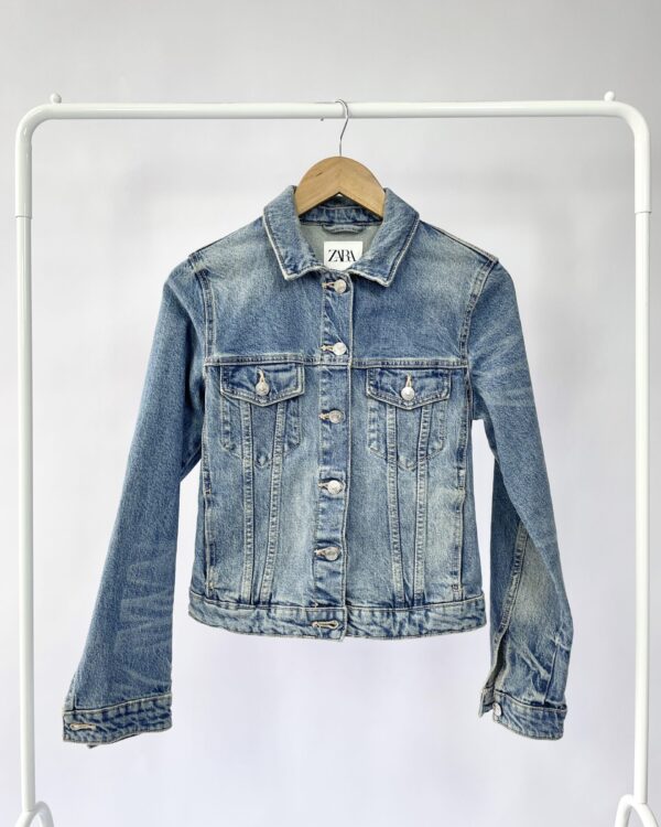 Jaqueta jeans lavagem clara ZARA - P - VENDIDO SISTEMA OTO