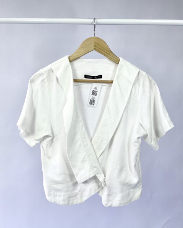 Blusa croped branco botao forrado NA.LOO - P VENDIDO SISTEM OTO