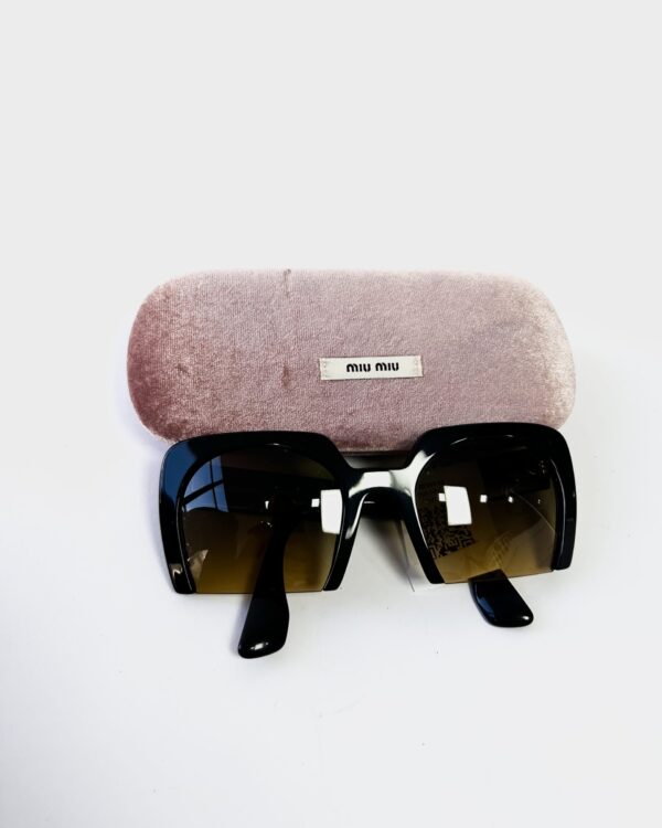 Oculos preto MIU MIU - VENDIDO SIST OTO