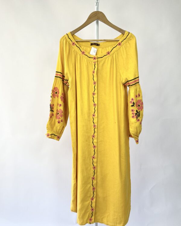 Vestido linho midi mostarda com bordado ABRAND - 38 - VENDIDO SISTEMA OTTO