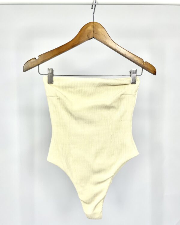 Maio canelado sem alça off white HAIGHT - P