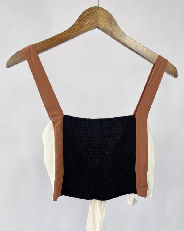 Top p&b com marrom OPEN - P *nunca usado* - VENDIDO SISTEMA OTO