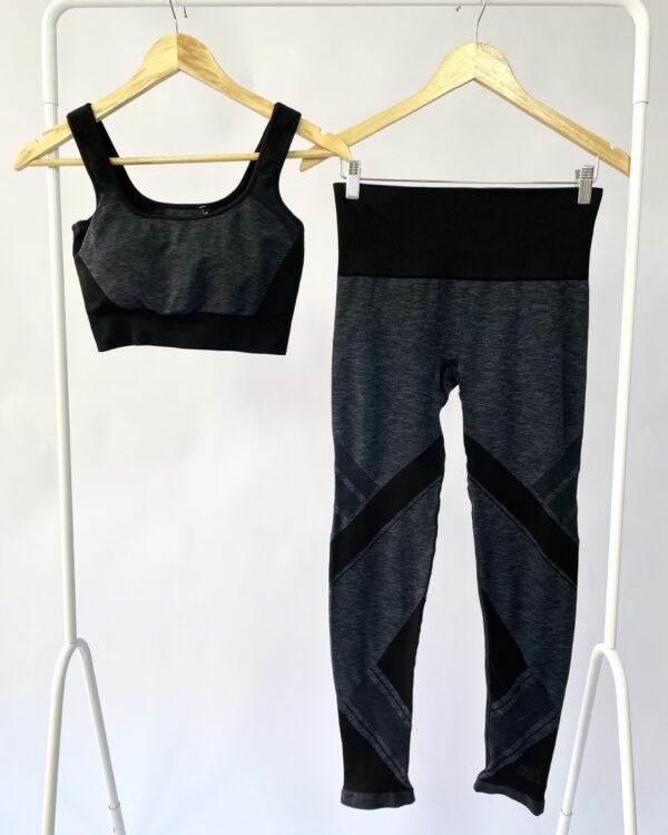 Conjunto top e calça cinza e preto  TRACK&FIELD - G