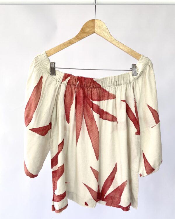 Blusa estampa vermleha AUGUSTANA - M - VENDIDO SISTEMA OTO