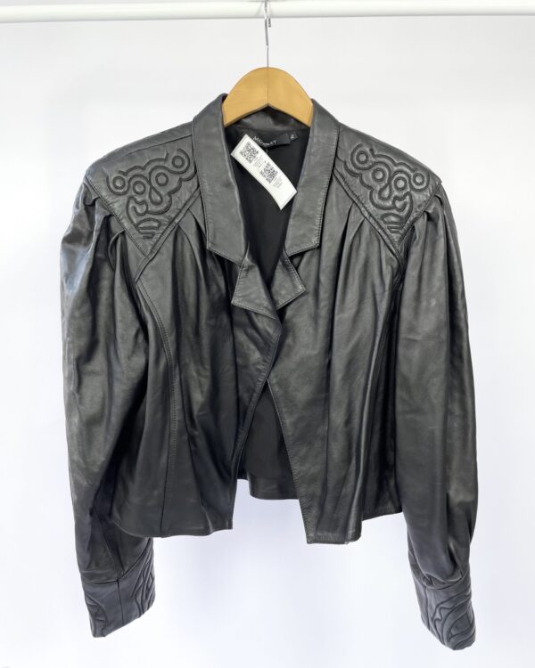 Jaqueta preta couro bordados ombro MONNET - 42 - VENDIDO SISTEMA OTO