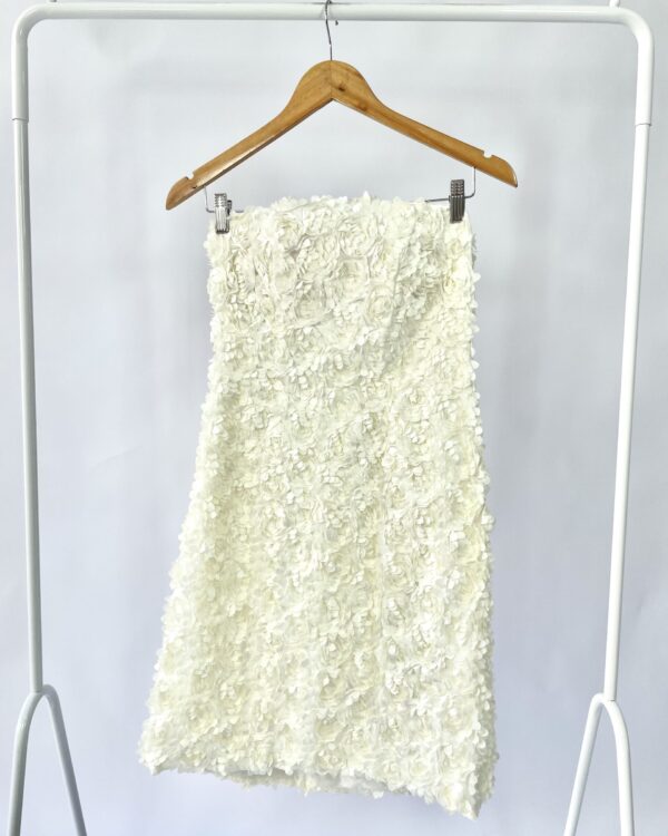 Vestido curto aplicacao flores off white MISS BETTY - M - VENDIDO SISTEMA OTO