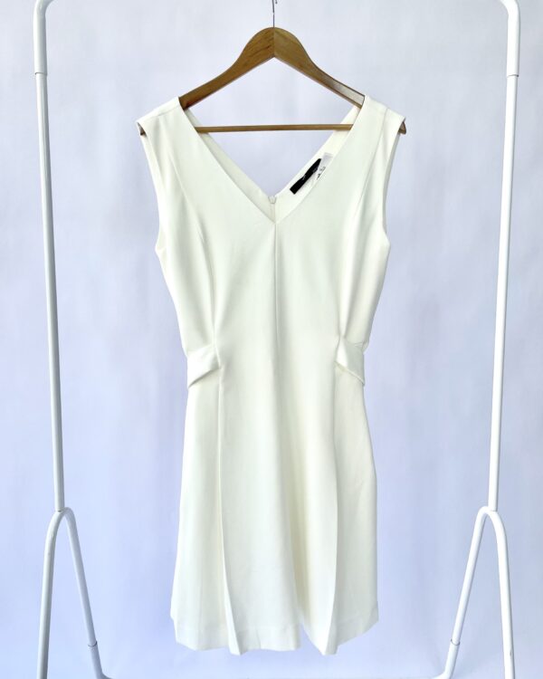 Vestido branco curto com detalhes lateral SACADA- P - VENDIDO SISTEMA OTO