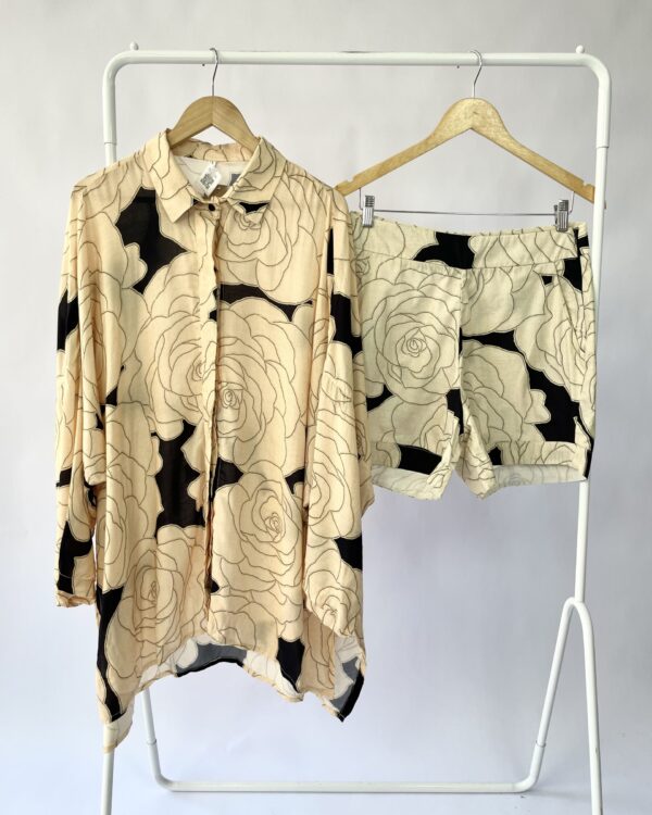 Conjunto estampado bege short e camisa SANTA RESITENCIA - M *NUNCA USADO*