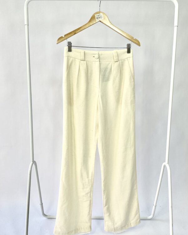 Calça off white alfaiataria LOJA TRÊS - PP *nunca usado* - VENDIDO SISTEMA OTO