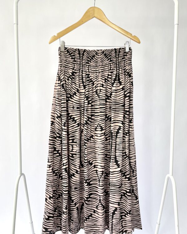 Saia midi preto com estampa rosa TOTEM - P - VENDIDO SIST OTO