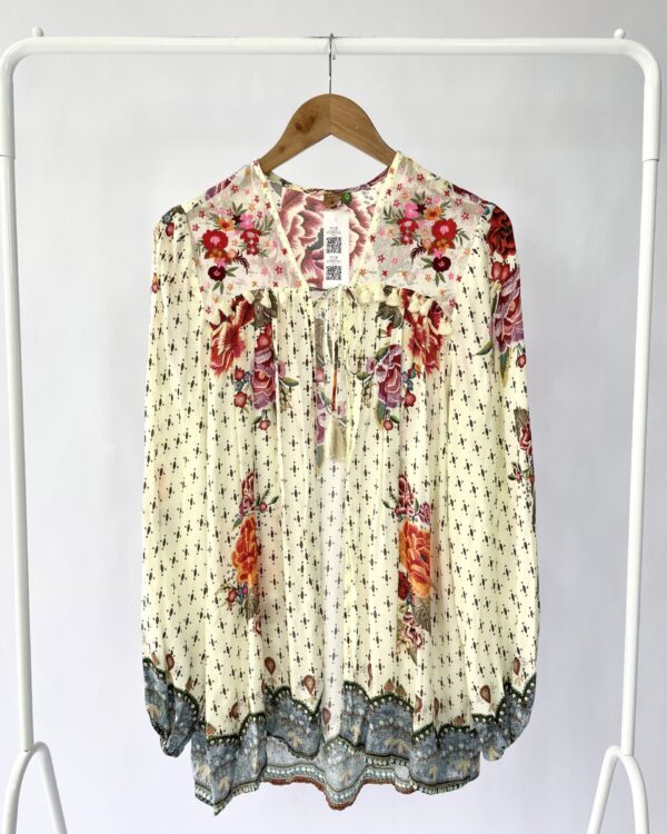 Blusa manga longa off com estampa FARM - M - VENDIDO SISTEMA OTO
