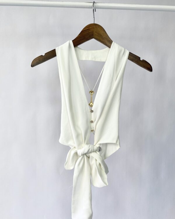 Blusa cropped branca com detalhes dourados amarração MORENA ROSA - P - VENDIDO SISTEMA OTO