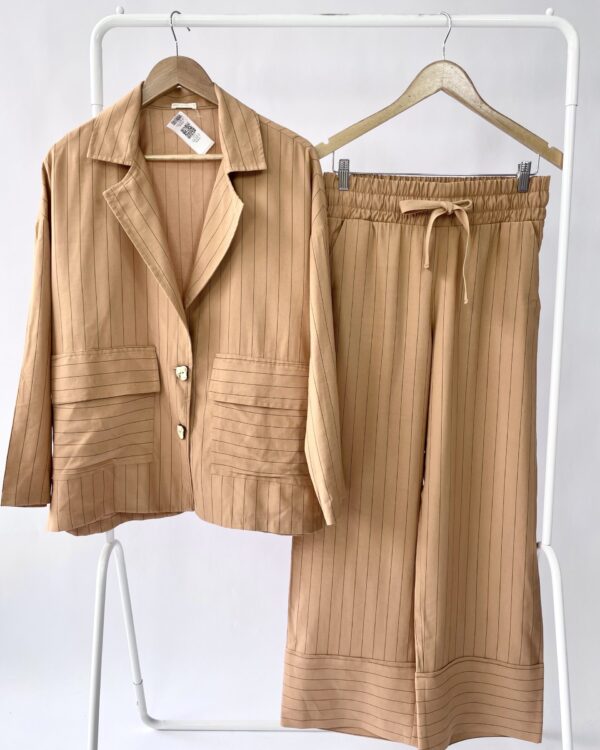 Conjunto marrom calça e camisa com listras ONNI - P  *colecao atual*