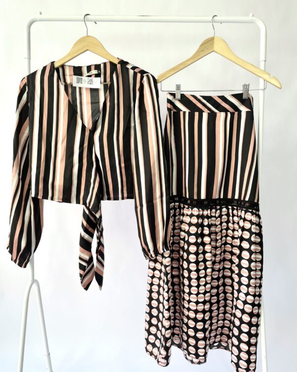 Conjunto saia midi e blusa curta acetinada com listras SOHO - P - VENDIDO SISTEMA OTO