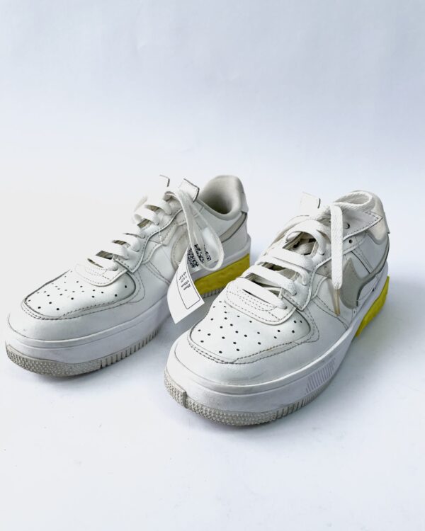 Tênis branco com detalhe amarelo NIKE - 36 - VENDIDO SISTEMA OTO