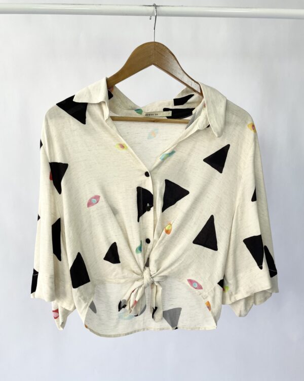 Camisa off white com estampa DRESS TO - P - VENDIDO SIST OTO