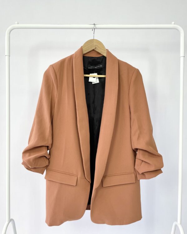 Blazer marrom com drapeado na manga ZARA - M - VENDIDO SISTEMA OTO