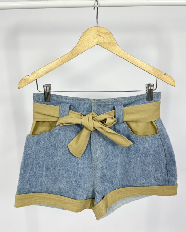 Short jeans com detalhes marrons CHOOSY - G *nunca usado* - VENDIDO SISTEMA OTO