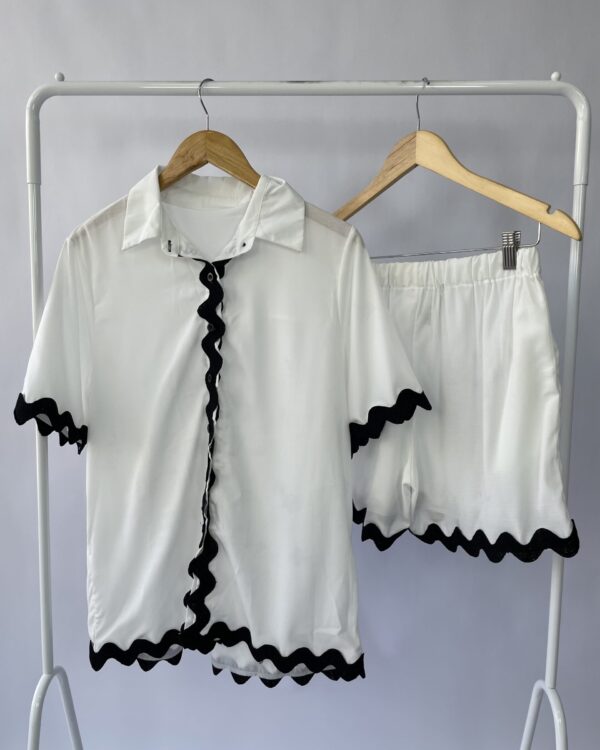 Conjunto short e camisa branca com detalhe preto - P-VENDIDO SISTEMA OTTO