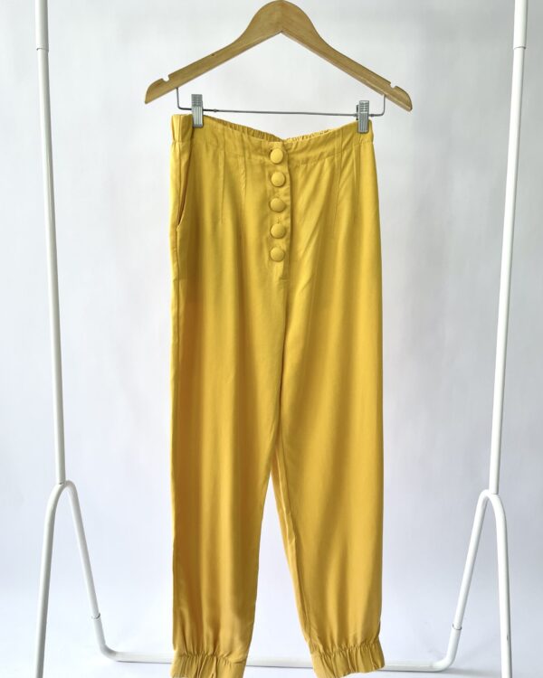 Calça mostarda com botões KARINA STERENBERG - 38 - VENDIDO SISTEMA OTO