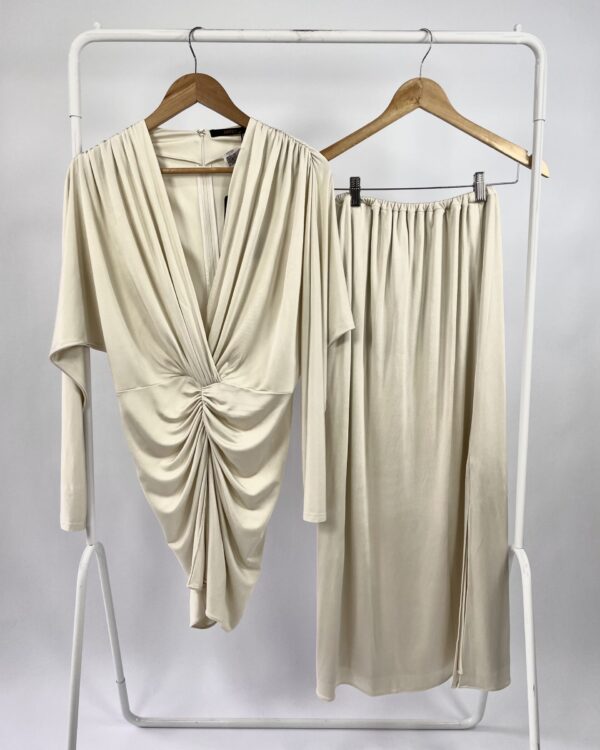 Conjunto branco saia e blusa ANIMALE - 38 *nunca usado* *coleção atual* Vendido sistema otto