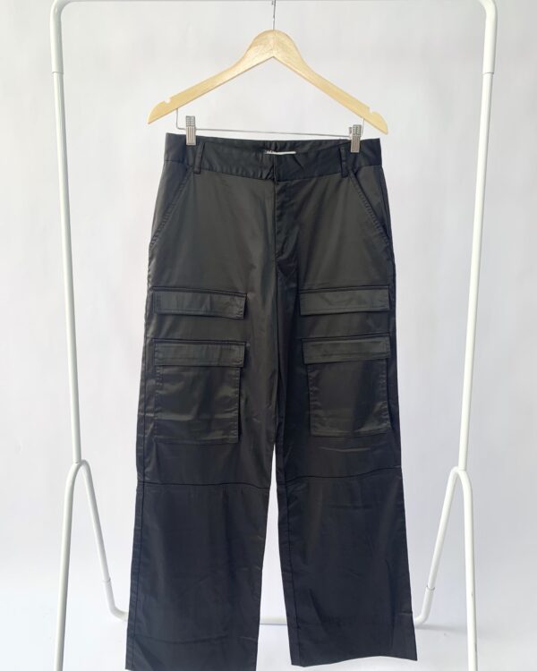 Calça preta acetinada cargo ZARA - M - VENDIDO SIST OTO