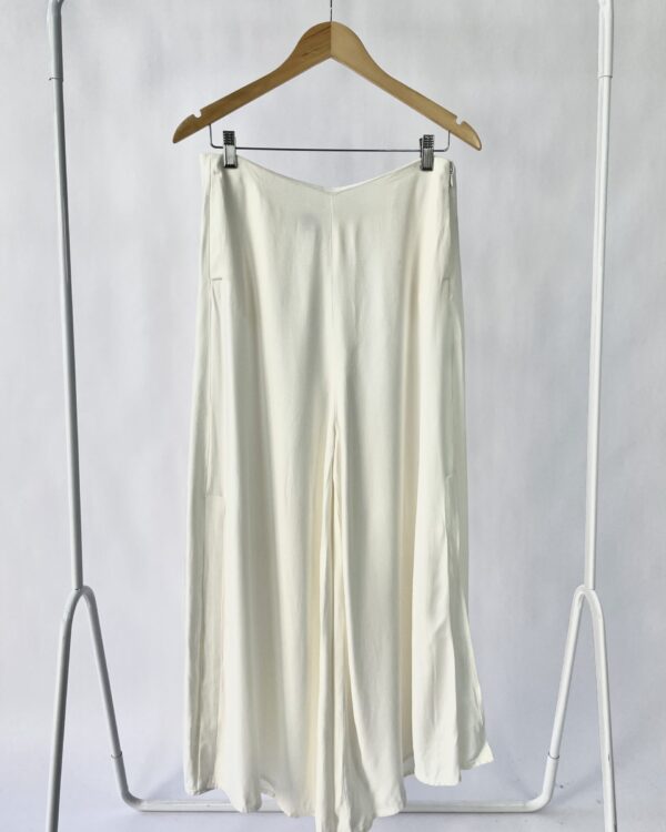 Calça pantacourt off white EVA - 42 - VENDIDO SISTEMA OTO