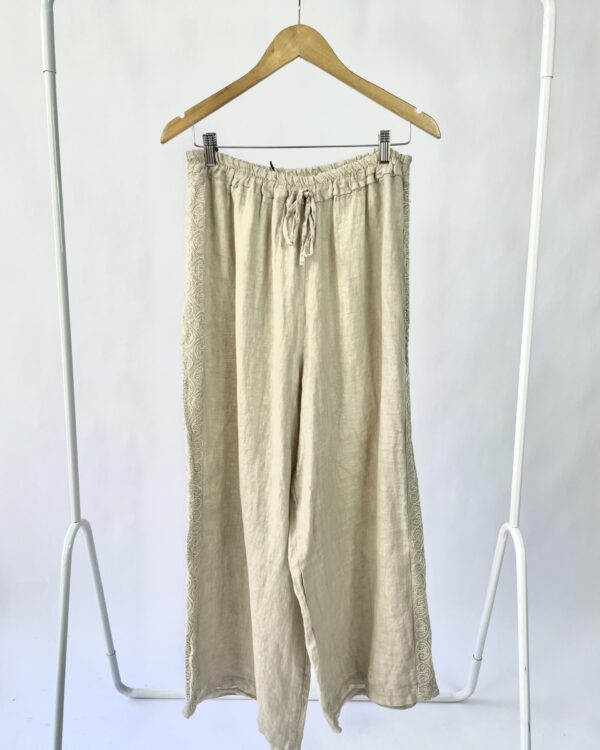 Calça cinza com bordados SHOP V - M *nunca usado* - VENDIDO SISTEMA OTO