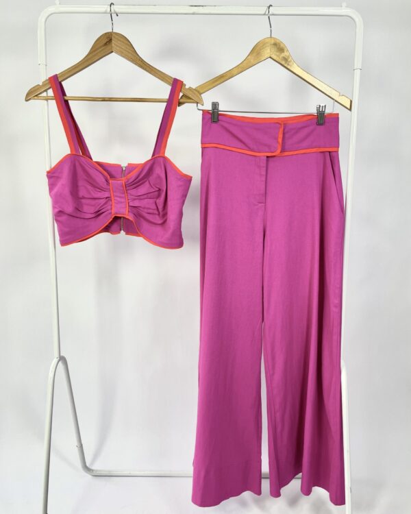 Conjunto rosa com detalhes vermelhos ANNE FERNANDES - P - VENDIDO SISTEMA OTO