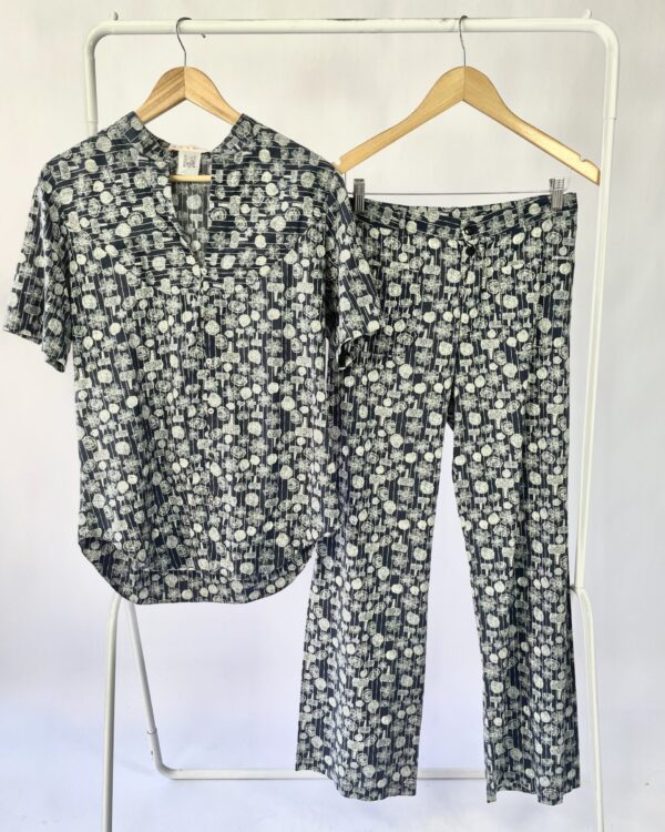 Conjunto calça e camisa azul marinho estampada AHKA - P