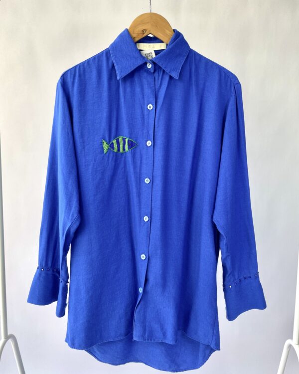 Camisa azul bordado peixe PURA - P - VENDIDO SISTEMA OTO