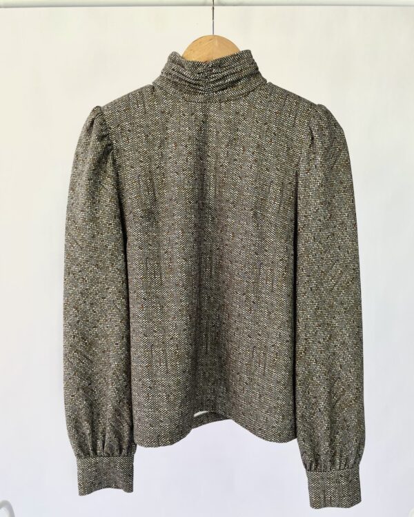 Blusa gola alta com ombreira estampada ALLMOST VINTAGE - 36 - VENDIDO SISTEMA OTO