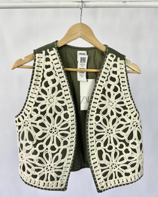 Colete verde musgo bordado na frente ZARA - P *nunca usado* - VENDIDO SISTEMA OTO