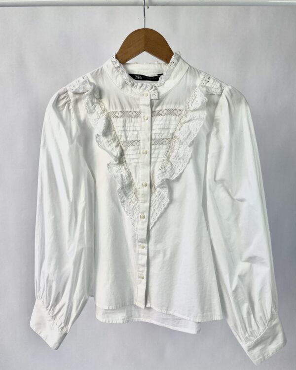 Camisa branca detalhe renda ZARA - P - VENDIDO SISTEMA OTO