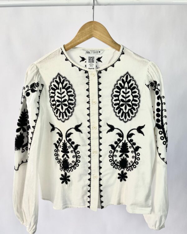 Bata off white bordados pretos ZARA - P