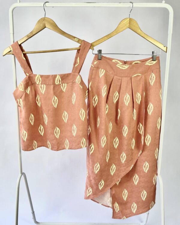 Conjunto salmão com estampa saia e blusa cropped  MARIA FILÓ - M