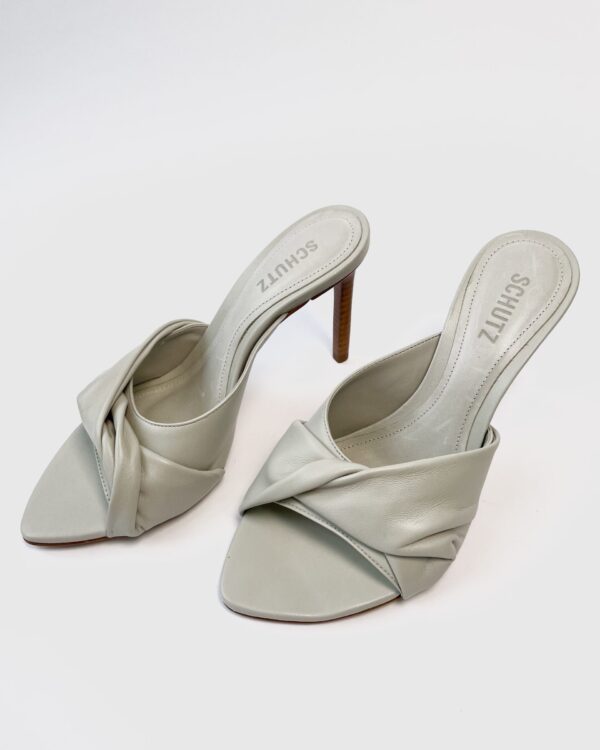 Sandália cinza SCHUTZ - 37 *nunca usado*- VENDIDO SISTEMA OTTO