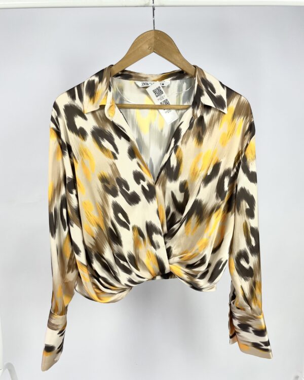 Blusa acetinada com estampa ZARA - G - VENDIDO SISTEMA OTO