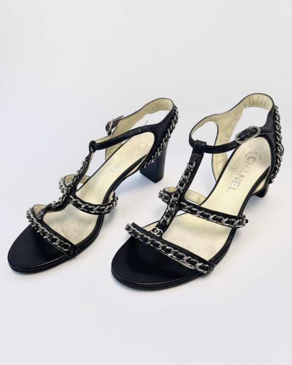 Sandália preta com corrente CHANEL - 36br - VENDIDO SISTEMA OTO