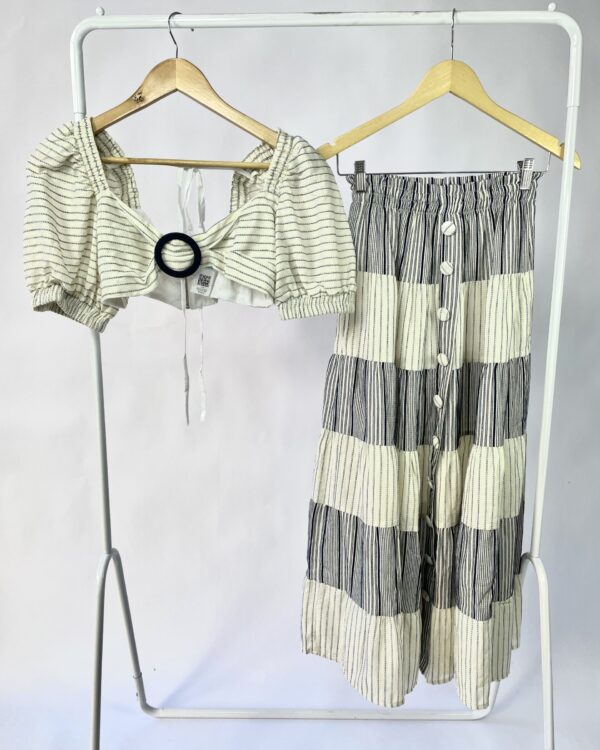 Conjunto blusa e saia midi off e azul BATICHE - PP - VENDIDO SISTEMA OTO