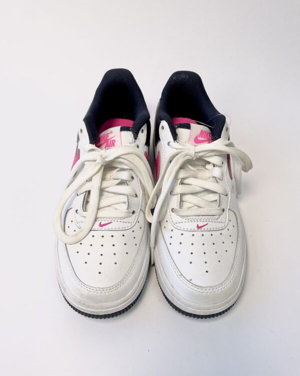 Tenis branco detalhe preto NIKE - 34.5 - VENDIDO SISTEMA OTO