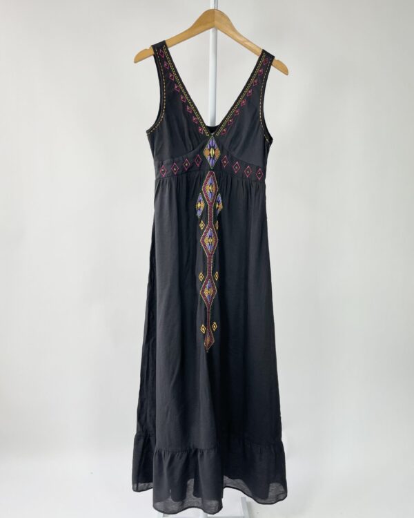 Vestido midi preto com bordados coloridos CANTÃO - M - VENDIDO SISTEMA OTO