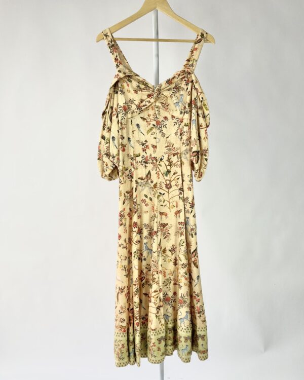 Vestido midi bege com estampa ombro a ombro CRIS BARROS - 38- VENDIDO SISTEMA OTO