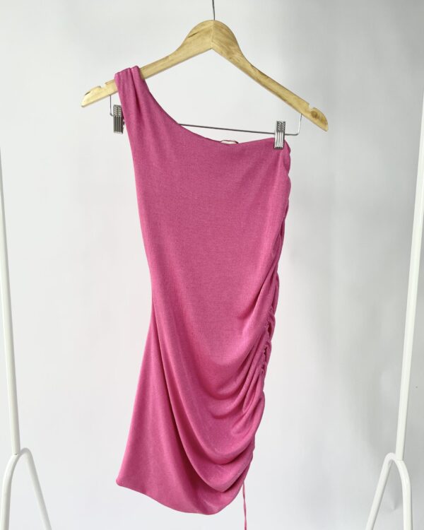 Vestido curto rosa drapeado um ombro CALÊ - M - VENDIDO SISTEMA OTO