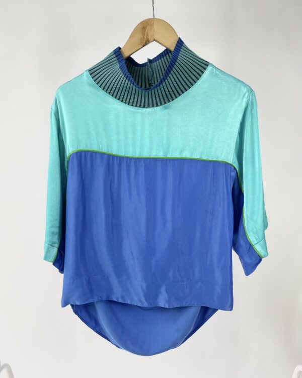 Blusa acetinada bicolor gola de tricot OPEN - M - VENDIDO SISTEMA OTO