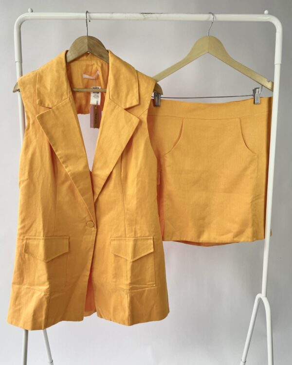 Conjunto linho mostarda saia e colete CURADORIA - G *NUNCA USADO* - VENDIDO SIST OTO