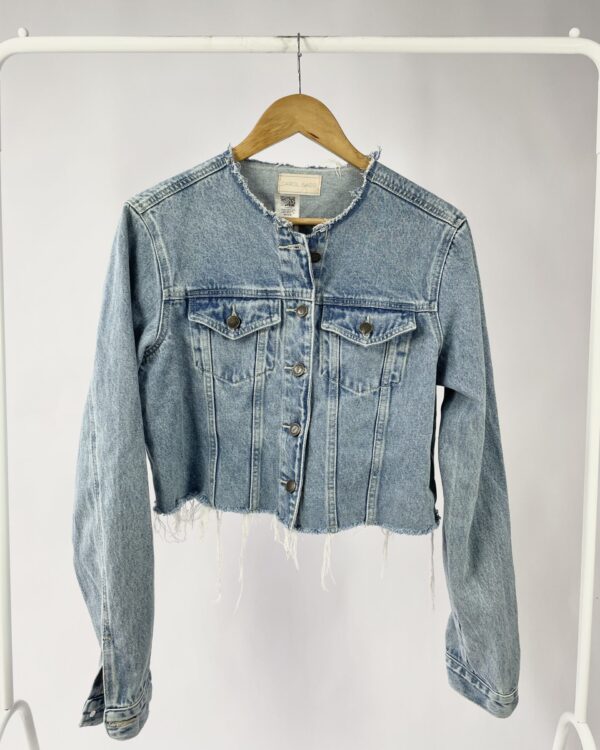 Jaqueta jeans curta barra desfiada CAROL BASSI - 40 - VENDIDO SISTEMA OTO